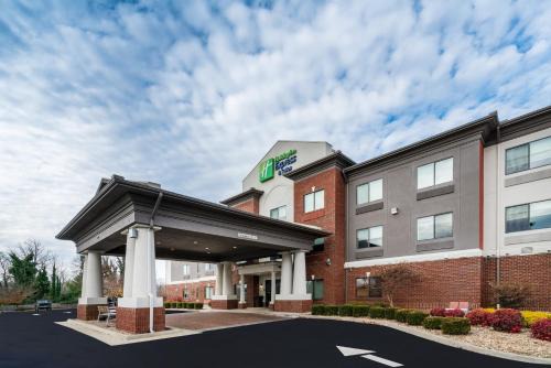 Rocky Mount Hotel | Inviting Stay at Holiday Inn Express Rocky Mount with Hot Tub