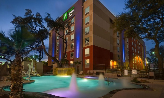 Wetmore Hotel | Comfortable Stay at Holiday Inn Express San Antonio Medical Center