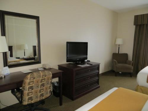 Whitecourt Hotel | Comfort & Convenience at Holiday Inn Express Whitecourt