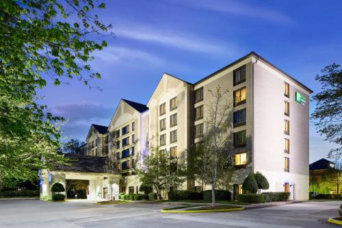 Alpharetta Hotel | Pet-Friendly Getaway at Holiday Inn Express Alpharetta