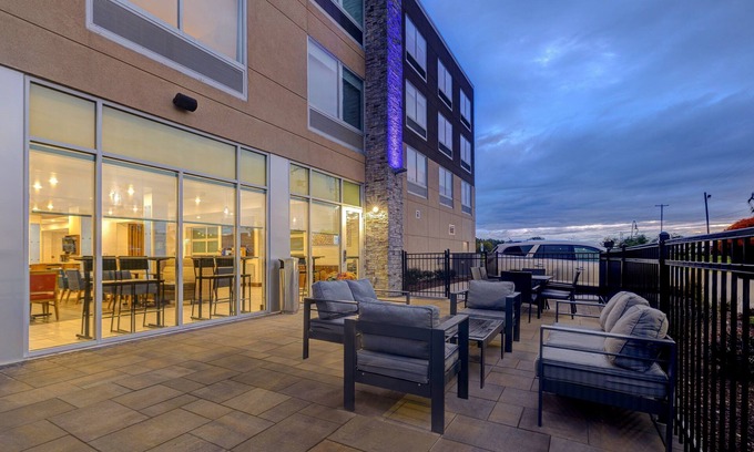 Dearborn Hotel | Comfortable Stay at Holiday Inn Express & Suites Detroit Dearborn