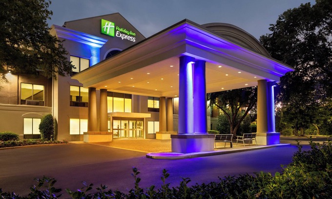 Halfway Hotel | Eco-Friendly Retreat at Holiday Inn Express Hagerstown