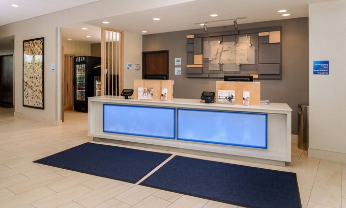 Wildwood Hotel | Discover Holiday Inn Express & Suites Wildwood - Guest Rated 9.4