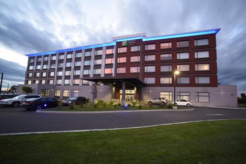 Downtown Gatineau Hotel | Inviting Holiday Inn Express & Suites Gatineau-Ottawa Hotel