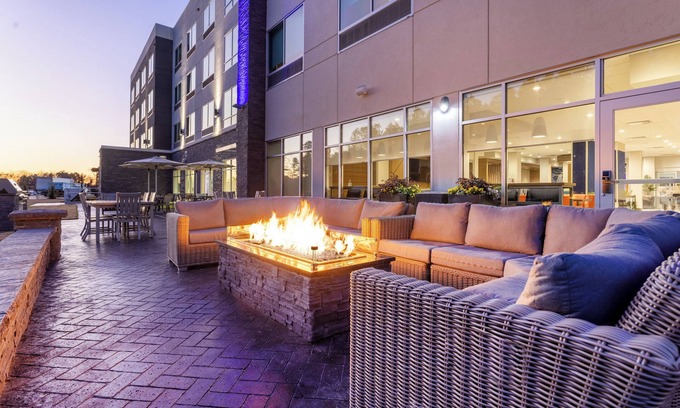 Benson Hotel | Comfortable Stay at Holiday Inn Express & Suites Benson