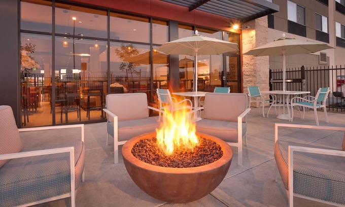 Sundance Hotel | Eco-Friendly Holiday Inn Express & Suites Phoenix West