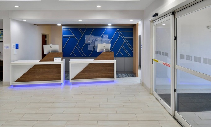Carthage Hotel | Inviting Holiday Inn Express & Suites Carthage with Pool