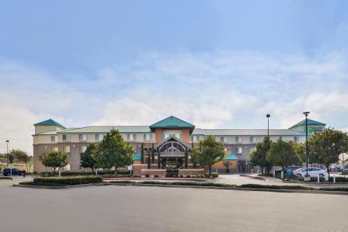 Elk Grove Hotel | Relax at Holiday Inn Express Elk Grove Central - Top-Rated Stay
