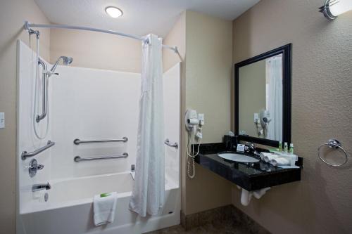 Bellevue Hotel | Cozy Stay at Holiday Inn Express & Suites - Green Bay East