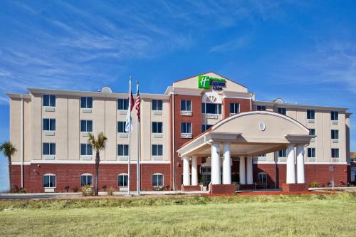 Moultrie Hotel | Modern Comforts at Holiday Inn Express & Suites Moultrie