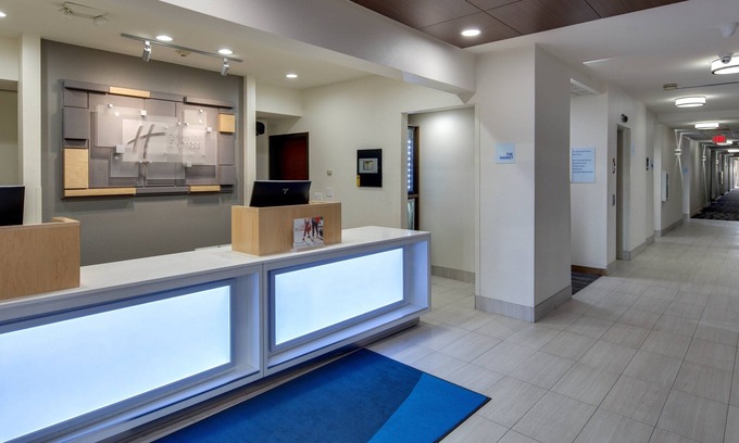 Drayton Plains Hotel | Comfortable Stay at Holiday Inn Express & Suites Farmington