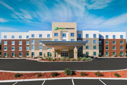 Oakhurst Hotel | Explore Holiday Inn Express Oakhurst-Yosemite: Pet Friendly!