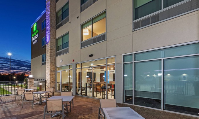 Parsons Hotel | Discover Comfort at Holiday Inn Express & Suites Parsons