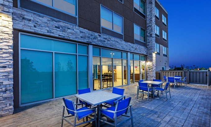 Purcell Hotel | Comfortable Holiday Inn Express & Suites Purcell: Guest Rated 9.6