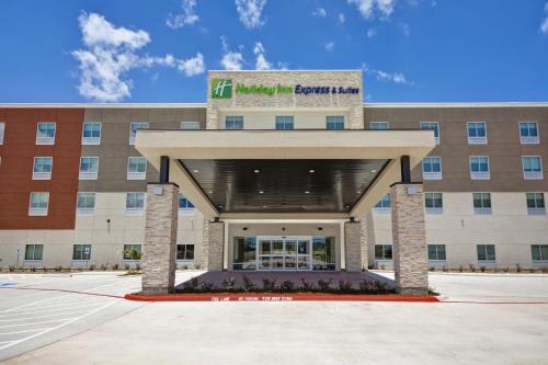 El Lago Hotel | Family-Friendly Stay at Holiday Inn Express Houston NASA