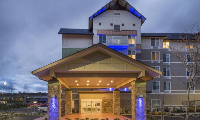 Southcenter Hotel | Top-Rated Holiday Inn Express & Suites in Tukwila, WA