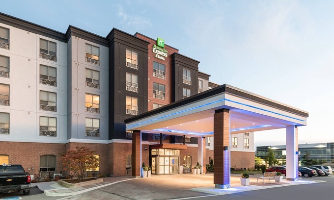 Halton Regional Municipality Hotel | Welcoming Holiday Inn Express & Suites Milton with Pool Access