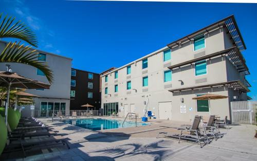 Seybold Hotel | Relax at Holiday Inn Express Miami Airport with Pool & Hot Tub