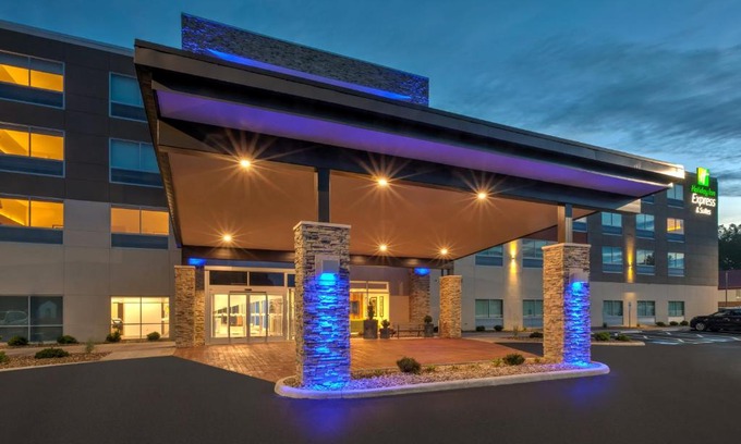Milan Hotel | Relax at Holiday Inn Express & Suites - Milan Sandusky Area