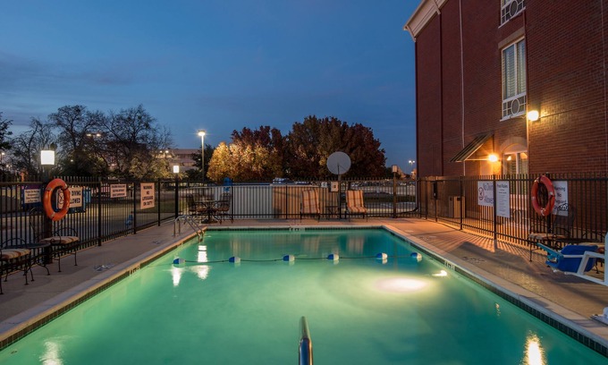 Plano Hotel | Comfortable Retreat at Holiday Inn Express & Suites Plano West