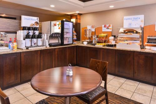 Topeka Hotel | Discover Holiday Inn Express & Suites Topeka West I-70