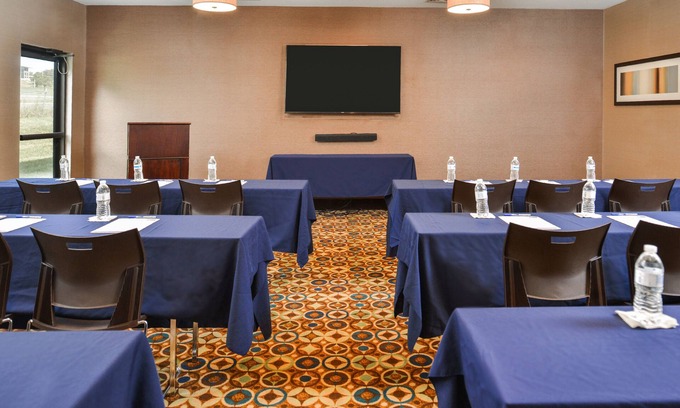 Topeka Hotel | Experience Comfort at Holiday Inn Express & Suites Topeka