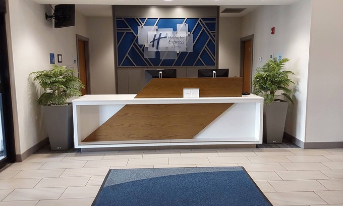 Antigo Hotel | Comfortable Stay at Holiday Inn Express & Suites Antigo