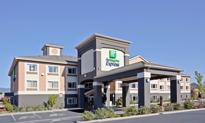 Ashland Hotel | Experience Comfort at Holiday Inn Express & Suites Ashland
