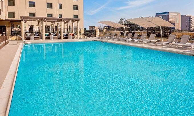 Red River Cultural District Hotel | Discover Holiday Inn Express & Suites Austin Downtown