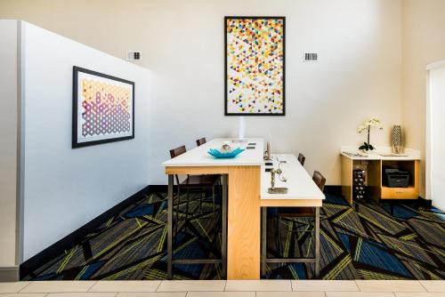 North Belmont Hotel | Discover Holiday Inn Express Charlotte Airport-Belmont