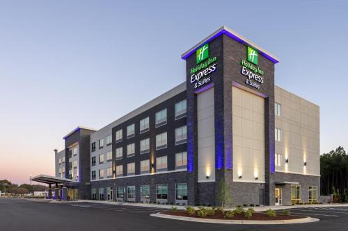 Benson Hotel | Relax at Holiday Inn Express & Suites Benson with Oceanfront Views