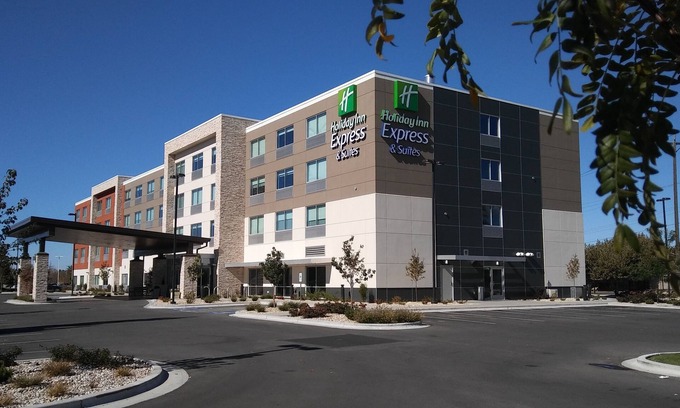 Boise Hotel | Comfortable Stay at Holiday Inn Express & Suites Boise Airport