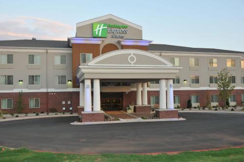 Clinton Hotel | Comfortable Stay at Holiday Inn Express & Suites Clinton