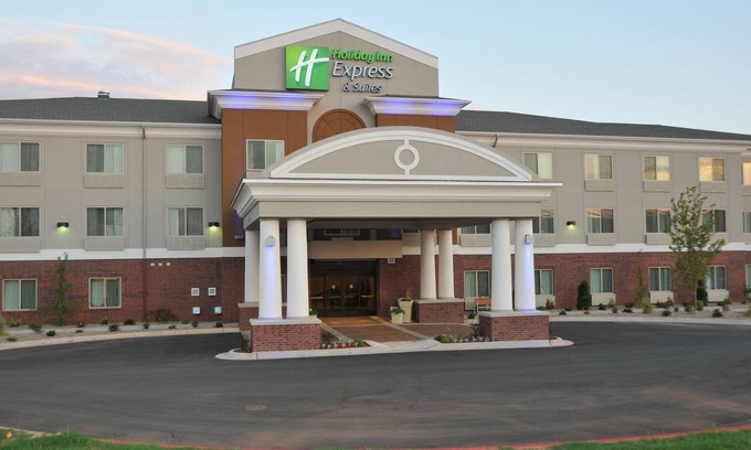 Clinton Hotel | Inviting Holiday Inn Express & Suites in Clinton with Pool