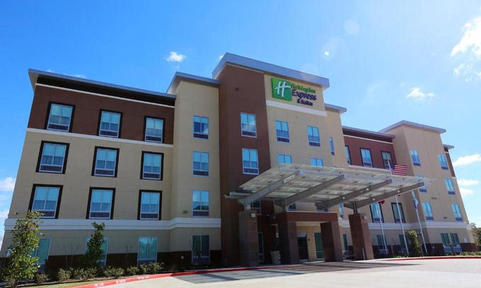 Barker Hotel | Comfortable Stay at Holiday Inn Express & Suites Houston