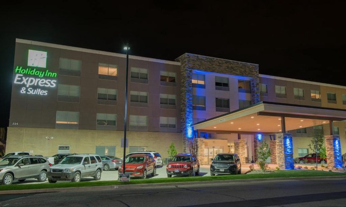 Dayton Hotel | Exceptional Holiday Inn Express & Suites Dayton North Awaits