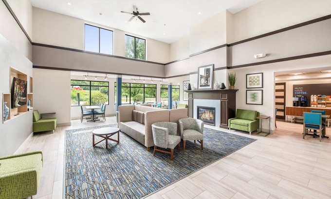Delafield Hotel | Guest Approved Holiday Inn Express & Suites Delafield
