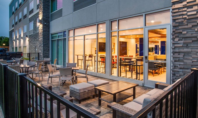 Denton Hotel | Comfortable Stay at Holiday Inn Express Denton South
