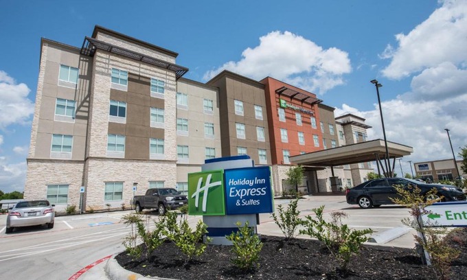 Southeast Houston Hotel | Convenient Holiday Inn Express & Suites Near Hobby Airport