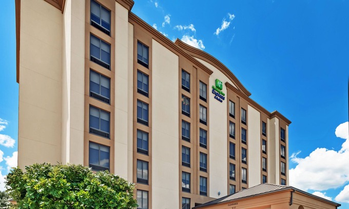 The Villages Hotel | Comfortable Holiday Inn Express & Suites near Memorial Park