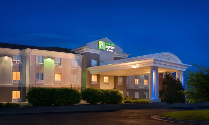 Lawrence Hotel | Quality Stay at Holiday Inn Express & Suites Lawrence