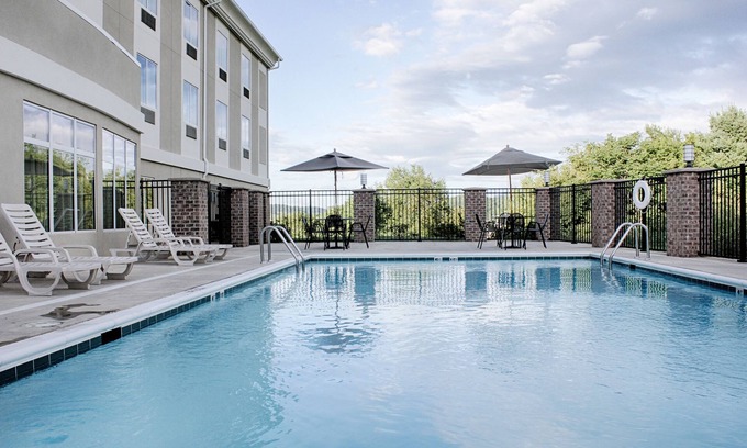 Lebanon Hotel | Guest Rated 9.2: Holiday Inn Express & Suites Lebanon