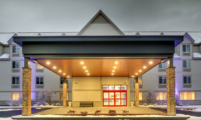 Lincoln Hotel | Guest Rated 9.4: Holiday Inn Express & Suites Lincoln East