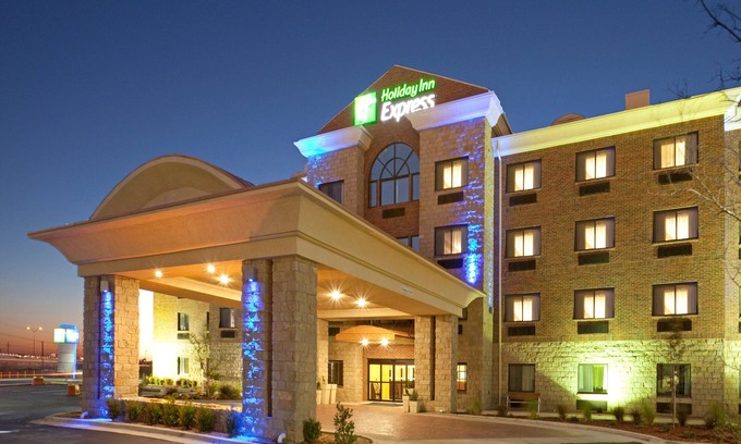 Lubbock Hotel | Relaxing Retreat at Holiday Inn Express & Suites Lubbock West