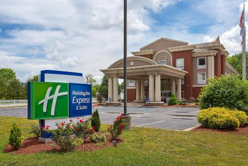 Murphy Hotel | Explore Holiday Inn Express & Suites Murphy: Family-Friendly Stay