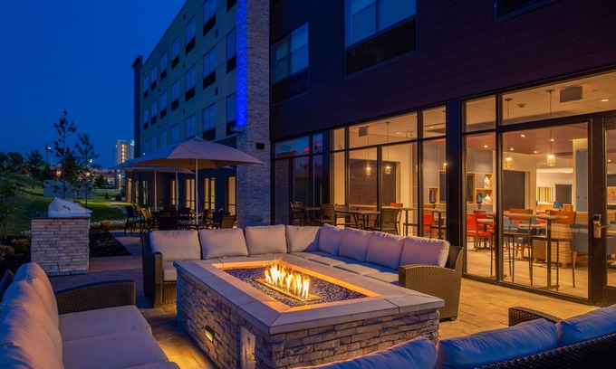 Olathe Hotel | Indulge at Holiday Inn Express & Suites Olathe West, 9.4/10