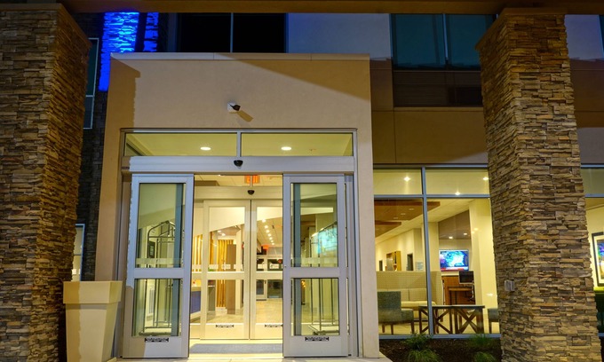Millard Hotel | Comfortable Stay at Holiday Inn Express Omaha - Millard Area