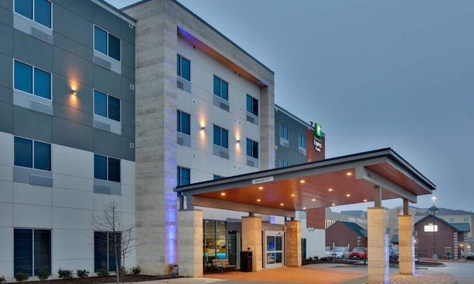 Plano Hotel | Top-Rated Holiday Inn Express & Suites Plano East - Richardson