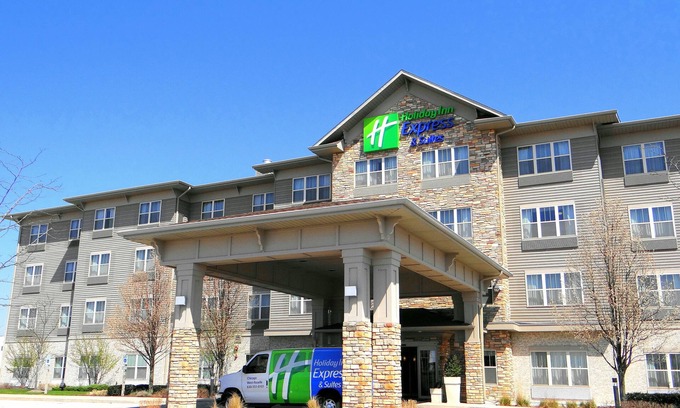 Roselle Hotel | Relax at Holiday Inn Express & Suites Chicago West-Roselle