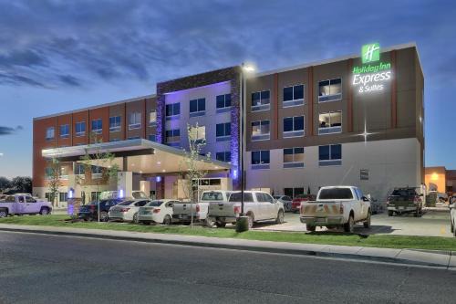 Roswell Hotel | Discover Holiday Inn Express & Suites - Roswell with Pool Access